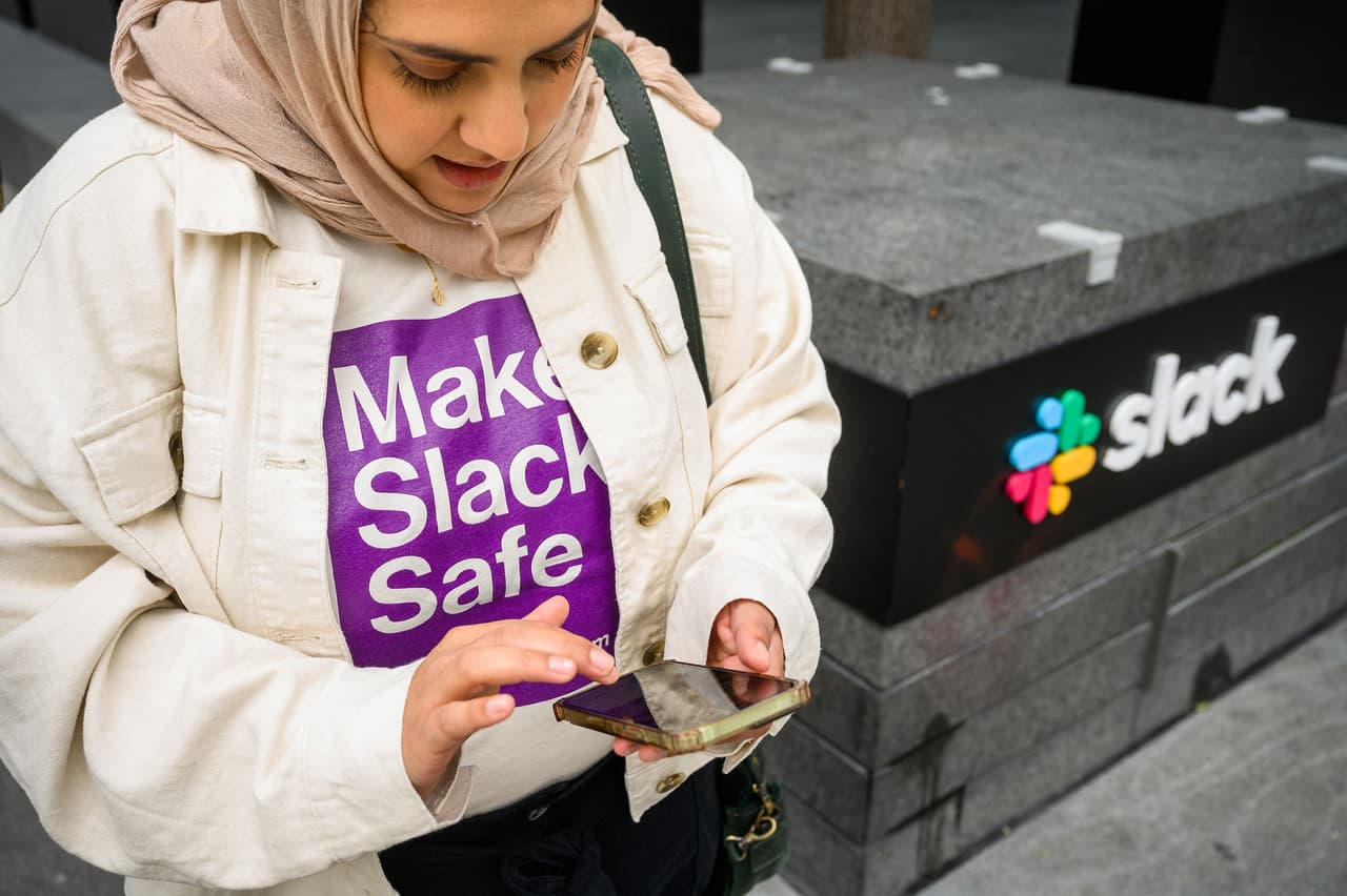 Los manifestantes indicaron que organizaciones que asisten a mujeres que buscan abortar usan Slack y que sin la protección adecuada sus datos podrían estar expuestos a agencias de ciertos estados que penalizan el aborto.
<br>