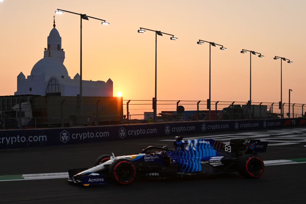 Lewis Hamilton se quedó con la pole position del Gran Premio de Arabia Saudita en el que Max Verstappen encendió las alarmas al tocar pared y terminar en el tercero de la Q3. El mexicano Sergio Pérez terminó quedándose en el quinto lugar en una emocionante clasificación.