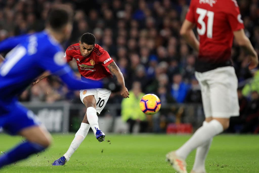 Y apenas pasaron tres minutos de haber comenzado el partido y rápido se alteró el 'orden' de las cosas. Marcus Rashford cobró así un tiro libre.