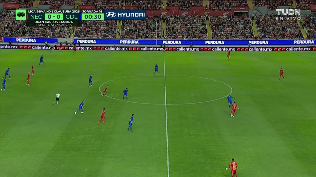 Arranca el partido y la pelota está en juego.