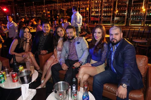 En los descansos de la grabación, los otros integrantes de los llamados 'Papás de los pollitos', compartían tiempo y charlaban con algunas de las modelos que participaron de las grabaciones. Aquí antes de entrar en acción en una de las parrandas que se grabaron para el clip.