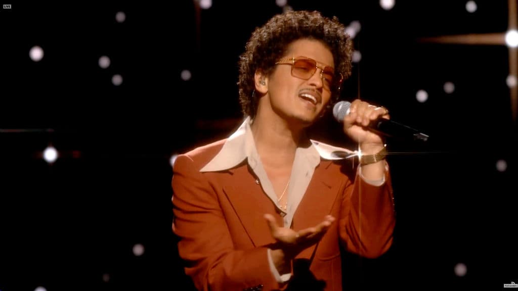 Cada que puede, el intérprete presume orgulloso sus raíces afrolatinas. Por ejemplo, en 2017 señaló en entrevista para ‘Latina’ que 
<a href="https://www.univision.com/musica/pop/bruno-mars-vuelve-a-hablar-sobre-sus-raices-latinas">sería “un insulto” para él avergonzarse de su origen</a>.
