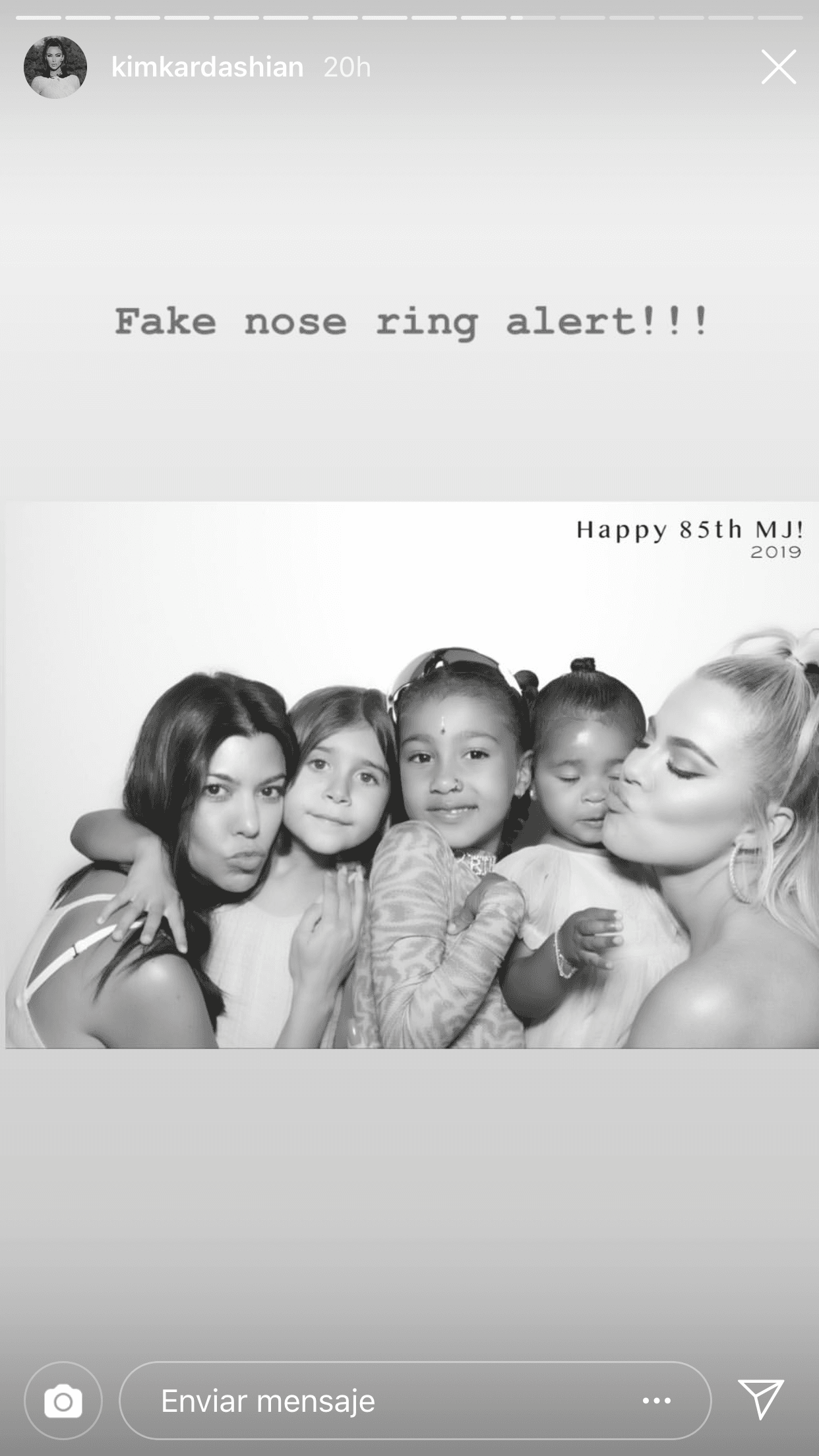 Después que Kris publicó la foto, Kim, madre de North, se apresuró a ir a su 
<b><a href="https://www.instagram.com/kimkardashian/?hl=es-la">propia cuenta de Instagram </a></b>para dejar en claro que el 'piercing' que la niña lucía era falso. La empresaria escribió: 
<b>"¡Alerta de arete de nariz falso!"</b>