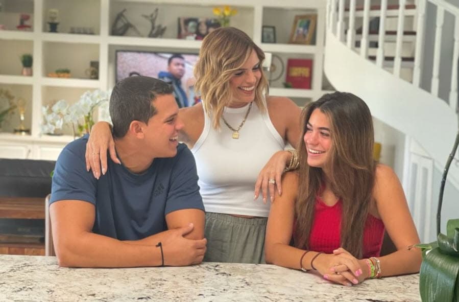 Mientras que a la jovencita la tuvo con el productor musical José Miguel Velásquez, matrimonio que duró 10 años.
<br>