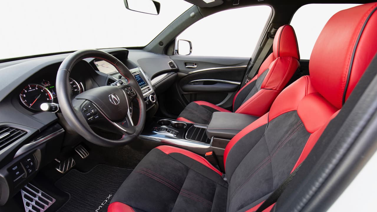 Los asientos de la Acura MDX A-Spec están forrados en cuero perforado y Alcantara (la marca de la gamuza sintética que utilizan casi todos los fabricantes de autos de lujo). Después de más de 8 horas seguidas tras el volante de una MDX A-Spec, Jaime Gabaldoni confirma que "son lo suficientemente cómodos para disfrutar los viajes largos".