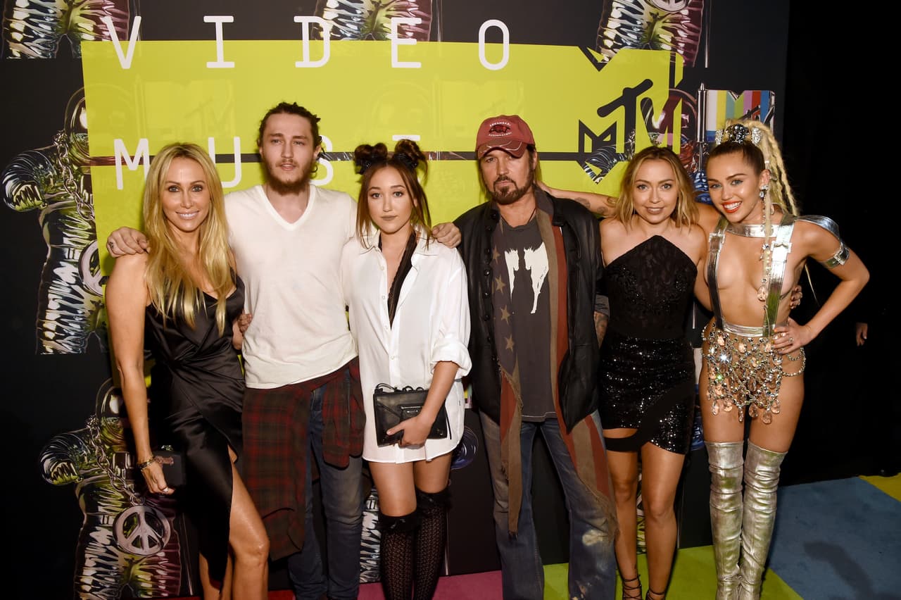 Noah Cyrus creció en una familia de artistas.