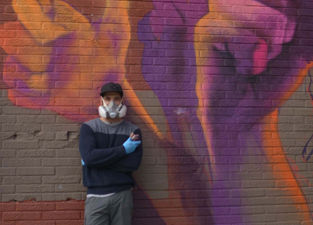 El instituto Nacional Electoral comisionó al artista para que haga murales en Los Ángeles y en Chicago para promover el voto de los mexicanos en el extranjero. La temática del proyecto es “México está donde estás tú".