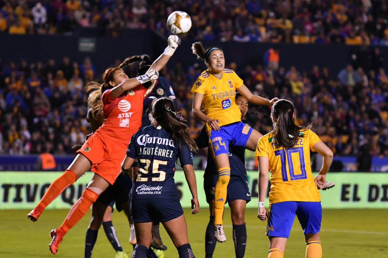 La guardameta Cecilia Santiago se perfilaba como figura del partido al evitar el peligro en el área del América.