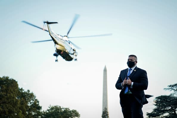 <b>Nadie está a salvo (2 de octubre). </b>Agentes del Servicio Secreto en el jardín sur de la Casa Blanca cuando el presidente Donald Trump fue trasladado al Centro Médico Militar Nacional Walter Reed.
<a href="https://www.univision.com/noticias/elecciones-en-eeuu-2020/esto-es-lo-que-sabemos-y-lo-que-no-de-la-salud-de-trump-a-diez-dias-de-su-diagnostico-con-covid-19">El mandatario pasó tres noches allí recibiendo tratamiento contra el covid-19</a>.