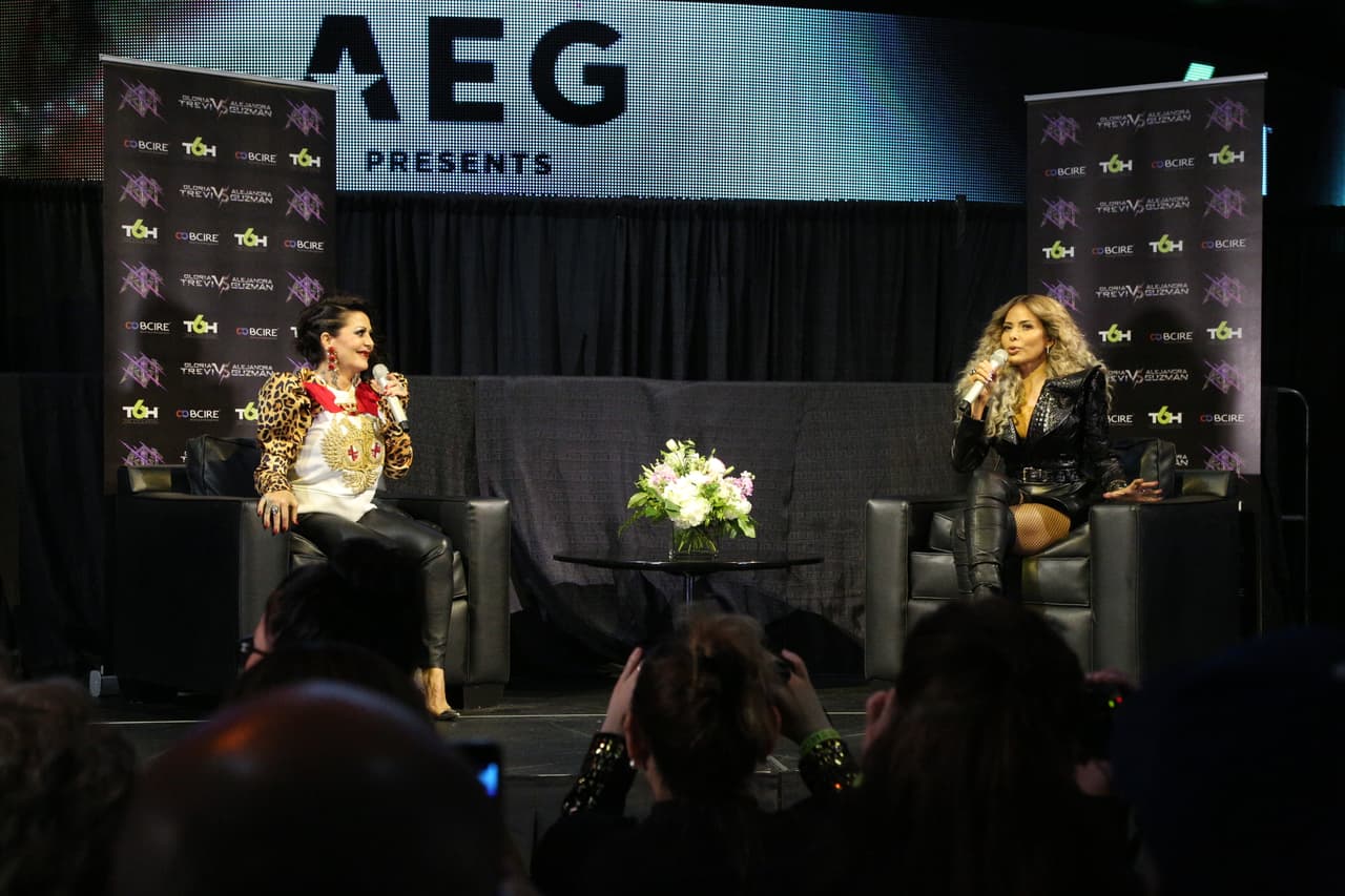 Alejandra Guzmán y Gloria Trevi respondieron a las preguntas de los medios que se dieron cita en la ciudad angelina para platicar acerca de su gira 'Versus'.