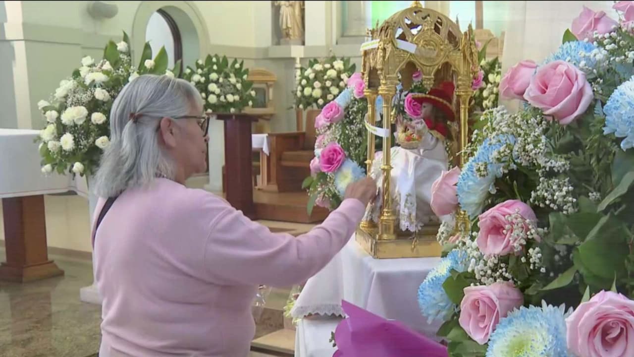 Peregrinos veneran al Santo Niño de Atocha en Boyle Heights durante su visita a Los Ángeles