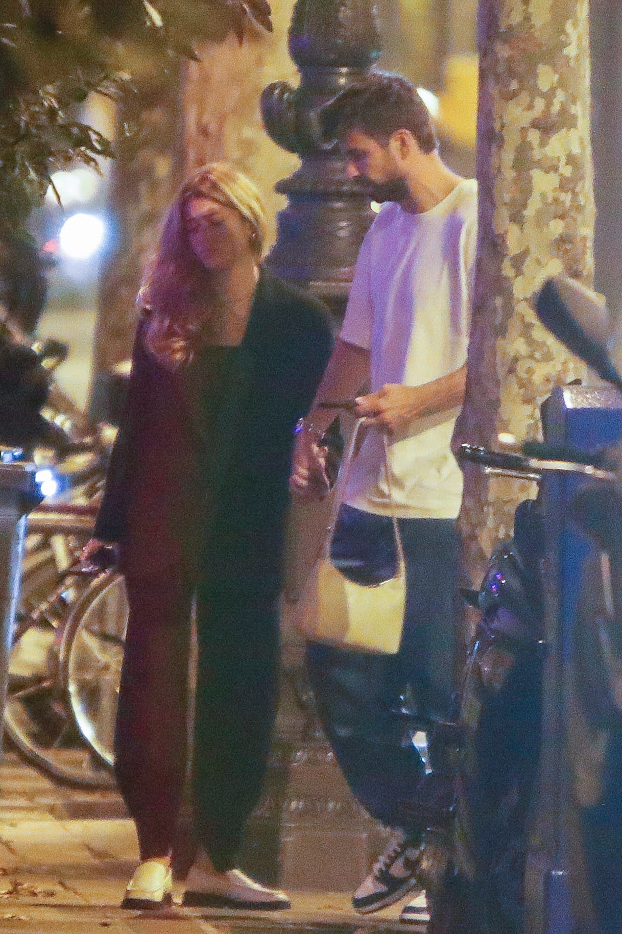 Piqué y Clara Chía, quienes hasta el momento no se han pronunciado públicamente sobre su relación romántica, permanecieron tomados de la mano.
<br>