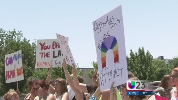 Protesta en Texas por negativa a expedir licencias matrimonio a homosexuales