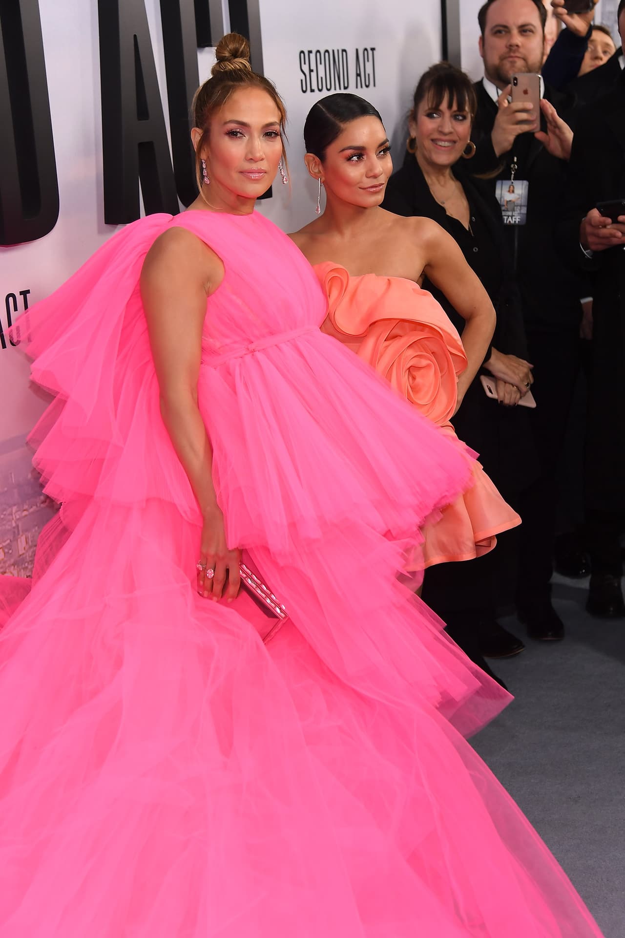 En cuanto a accesorios, la cantante, productora y actriz eligió una bolsa tipo clutch de Lorraine Schwartz a juego con sus zapatos.