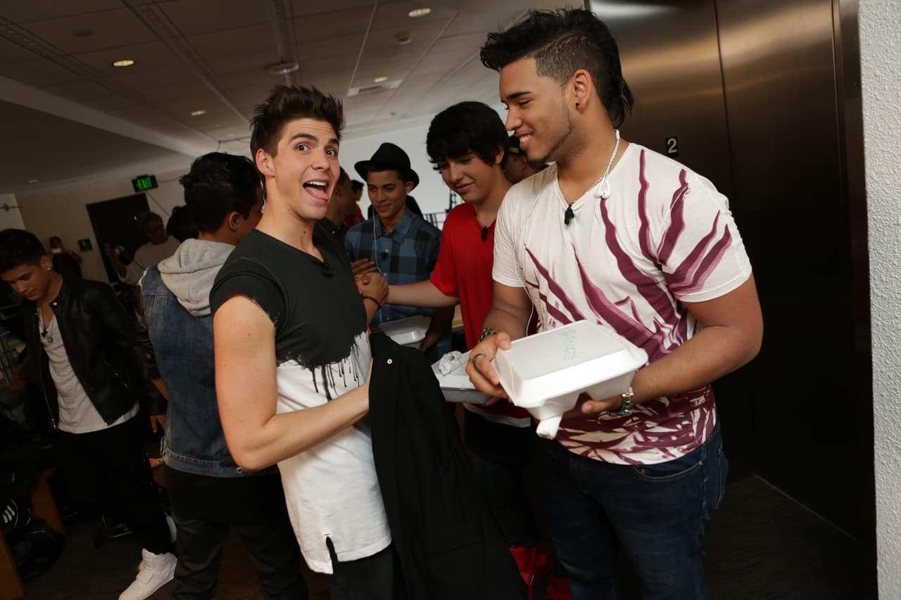 La presentación de los videos nos tuvo en el filo de las sillas. Ahora sit back, relax y mira todo lo que no salió en televisión.