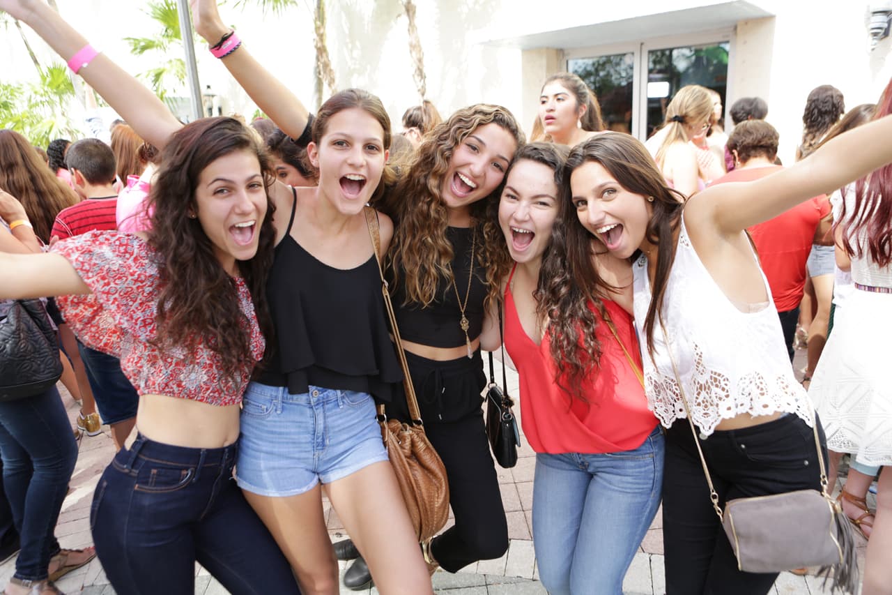 La presentación de los videos nos tuvo en el filo de las sillas. Ahora sit back, relax y mira todo lo que no salió en televisión.