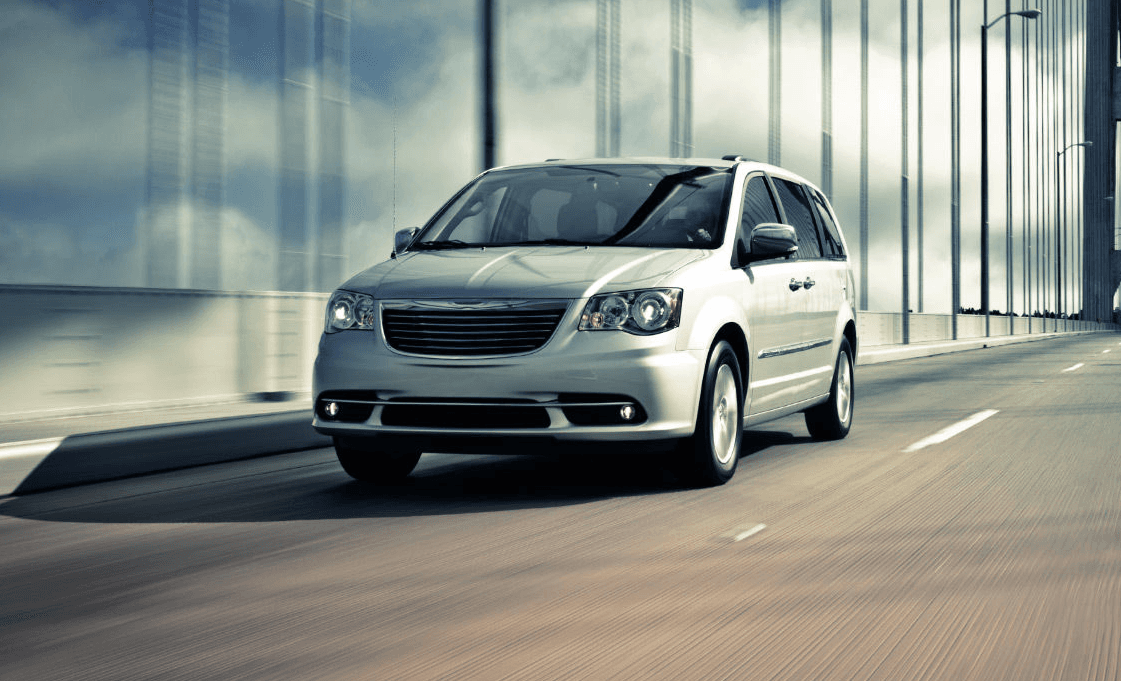 Peor minivan: La Chrysler Town and Country sufrió en las pruebas de Consumer Reports por su pobre segunda fila de asientos y mal consumo de combustible. Su reemplazo, la Chrysler Pacifica está por llegar en cualquier momento.