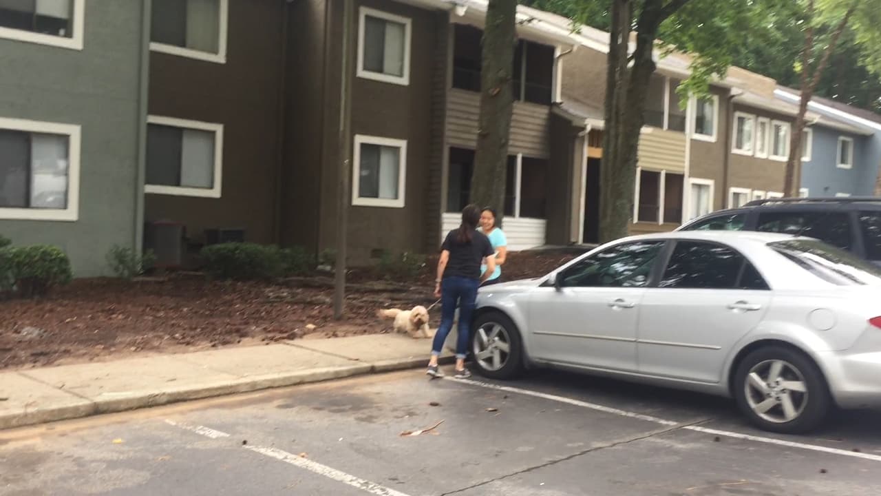 Las comunidades inmigrantes de Georgia vivieron entre los rumores y el miedo el inicio de lo que según el gobierno federal serán varios días de operativos para poner bajo custodia y deportar a indocumentados. En horas de la tarde de este domingo, tanto grupos activistas como Inmigración no habían confirmado detenciones en la región. Al norte de Atlanta, más de 70 personas se reunieron desde muy temprano en la sede de la organización Alianza Latina de Georgia por los Derechos Humanos (GLAHR), desde donde se formaron una decena de grupos que salieron a verificar si agentes del Servicio de Inmigración y Control de Aduanas de los Estados Unidos (ICE) estaban en los vecindarios arrestando a personas.