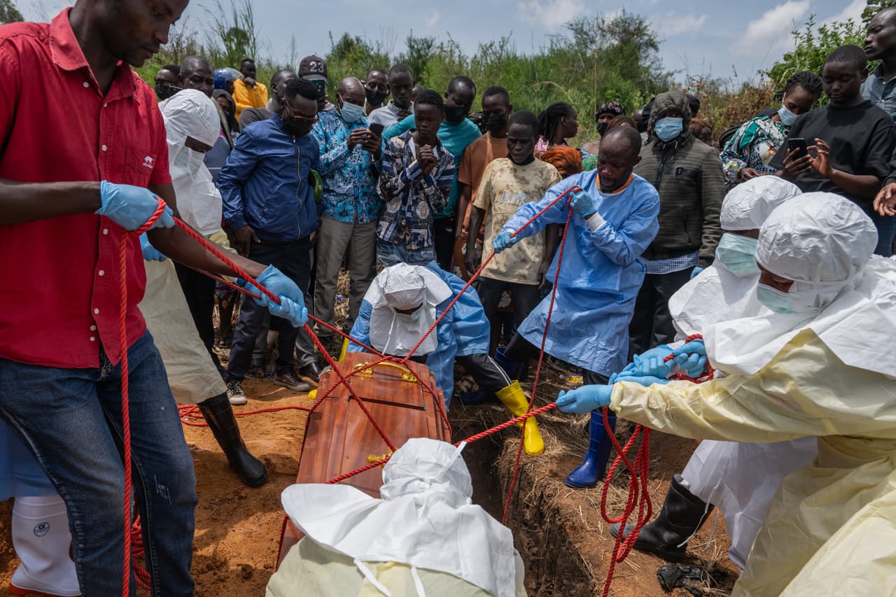 Incendian otro centro de tratamiento de ébola en el este del Congo; huyen 18 presuntos infectados