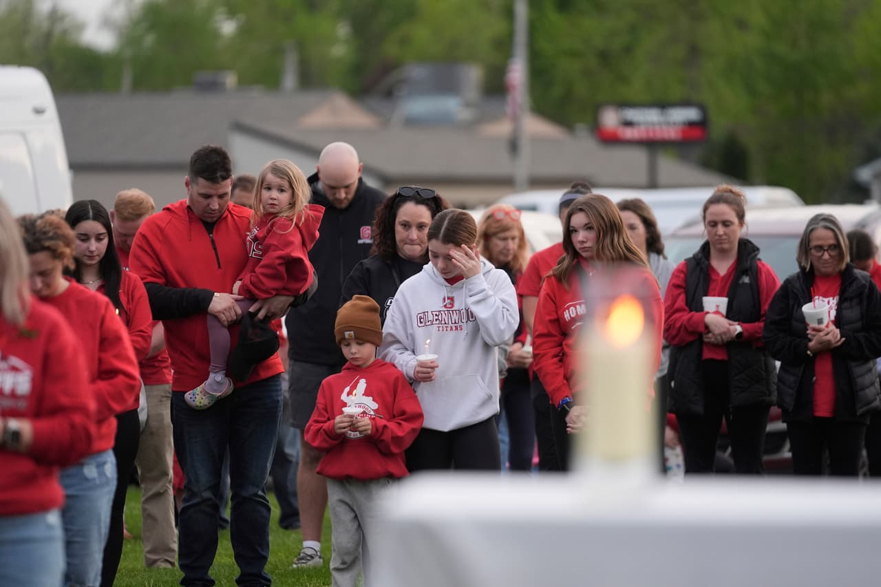 La ciudad de Chatham se llenó de velas, flores y abrazos durante una vigilia en honor a las tres menores, y la joven de 18 años que murieron en un trágico accidente el lunes por la tarde.