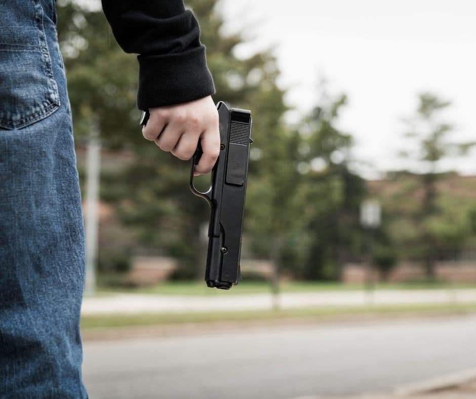 <b>Amenaza física en persona. </b>Este tipo de amenaza se da cuando te encuentras en peligro inminente debido a la cercanía de un potencial agresor. Ante una amenaza física, tienes tres opciones: correr, esconderte o pelear.
<br>