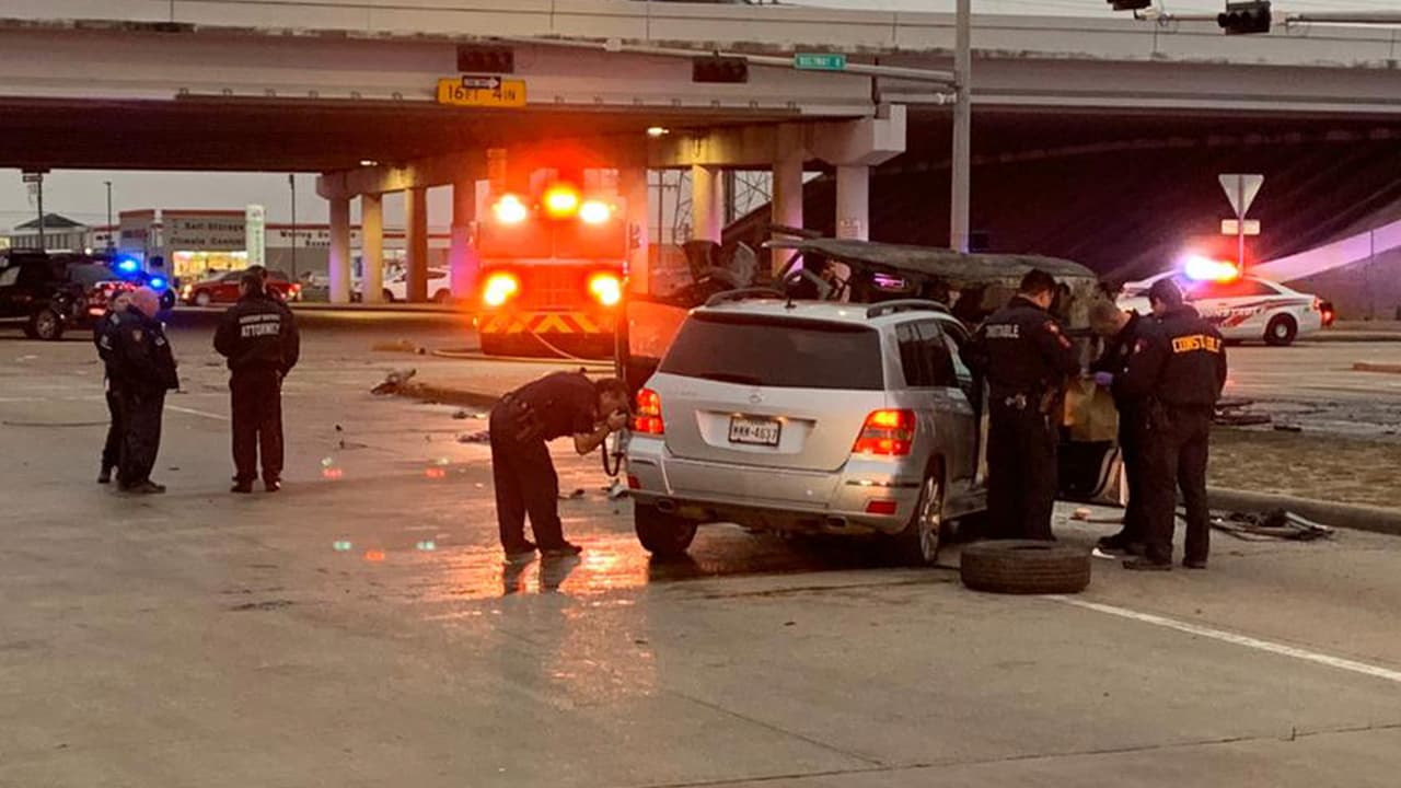Un vehículo, color gris, viajaba por la calle Antoine y el periférico 8 cuando no se detuvo ante una luz roja del semáforo y provocó el accidente mortal.