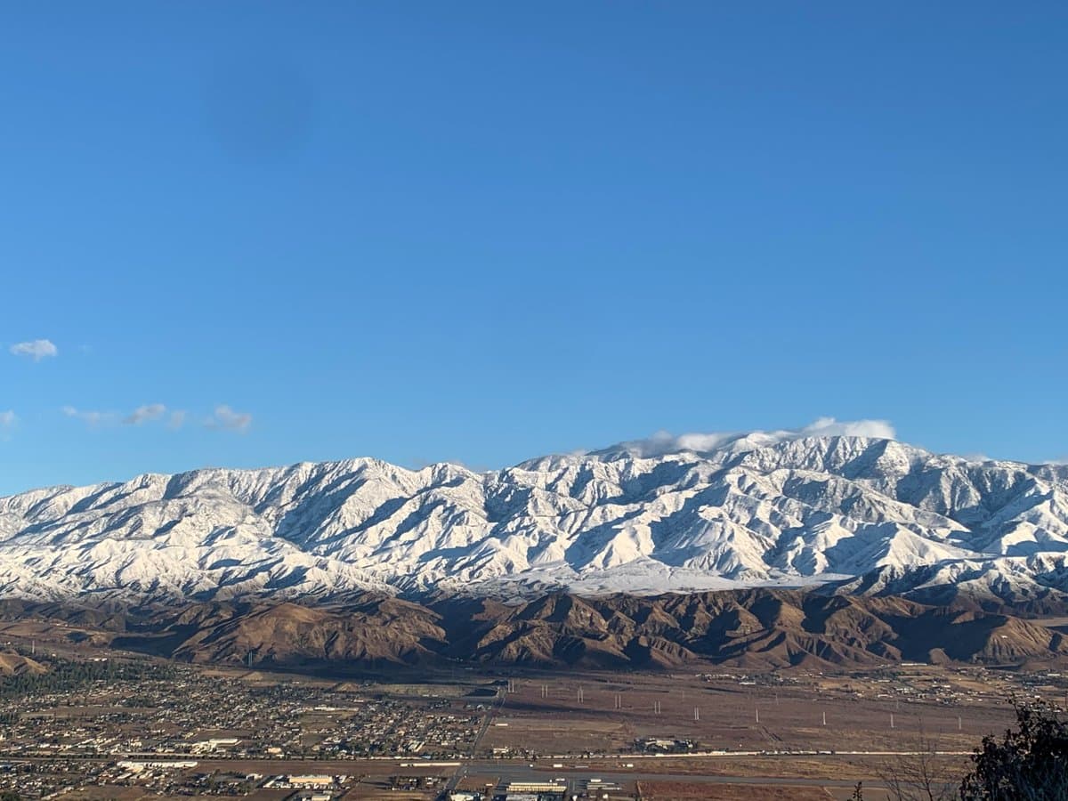 Esta vista de las montañas de San Bernardino al sur de California la compartió el Distrito 8 de Caltrans informando que se activó el requerimiento obligatorio de uso de cadenas para viajes en vías de montañas desde este miércoles.