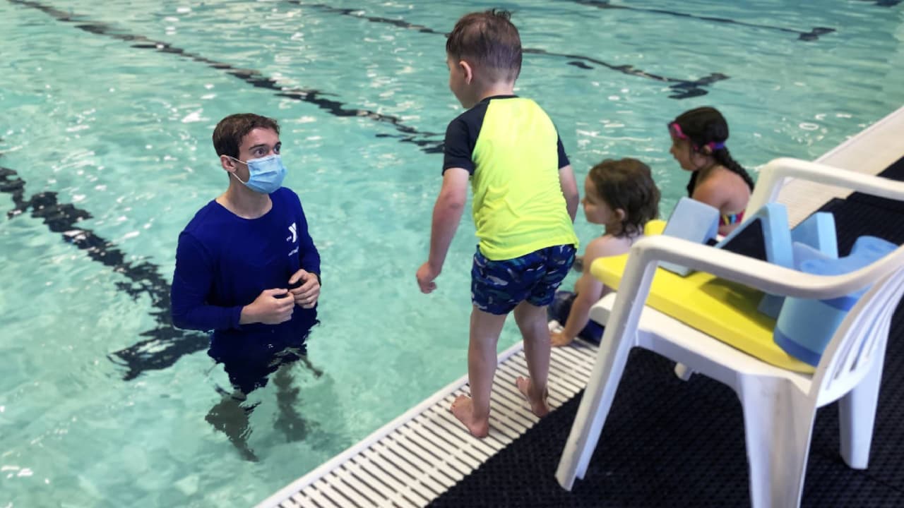 Valley of the Sun YMCA ofrece clases de natación gratuitas para niños, adolescentes y adultos