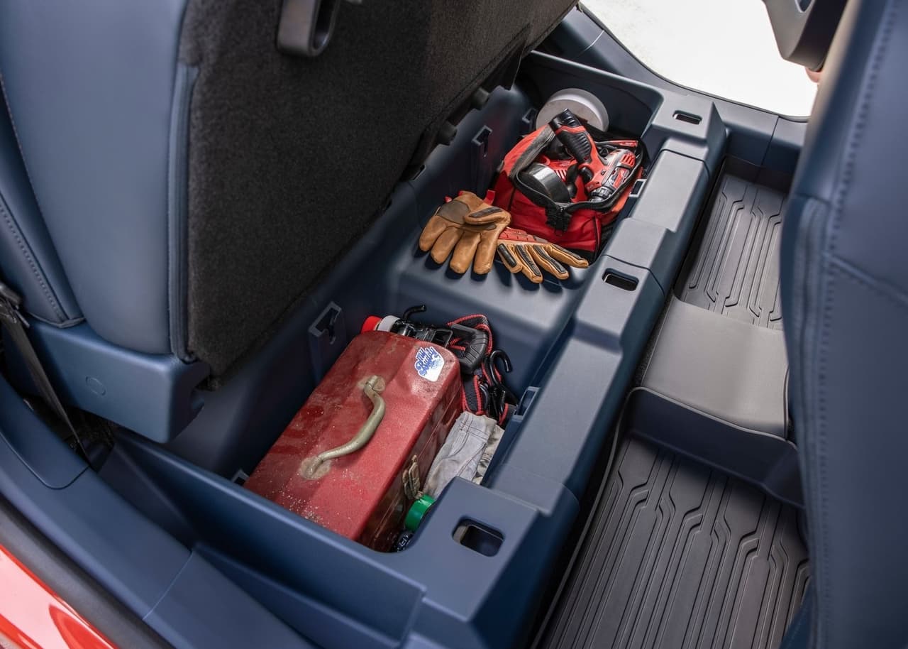 Su interior también se encuentra repleto de compartimentos para almacenar objetos, incluyendo uno que está ubicado debajo de la segunda fila de asientos.