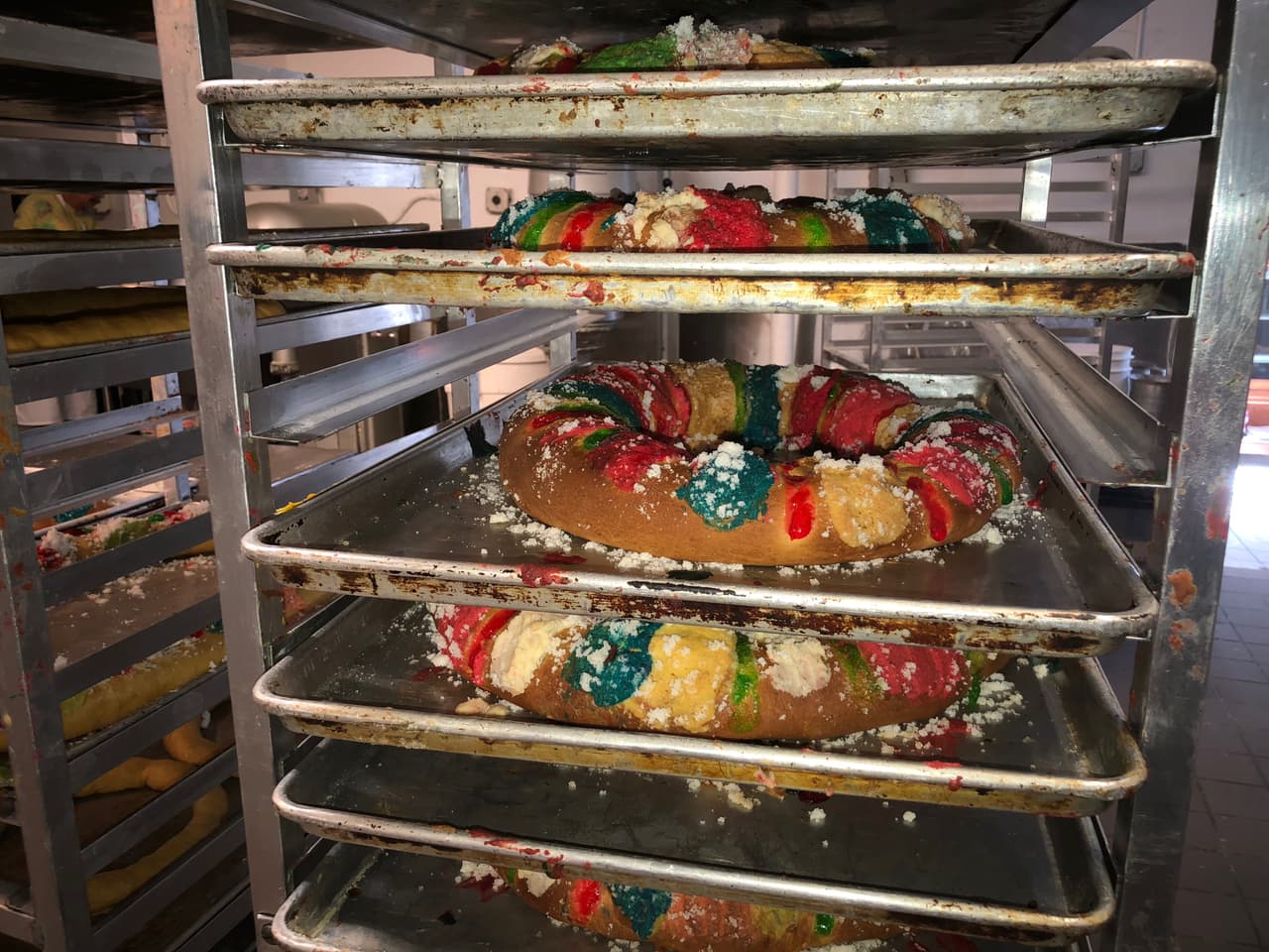 En las bandejas las roscas recien salidas del horno.