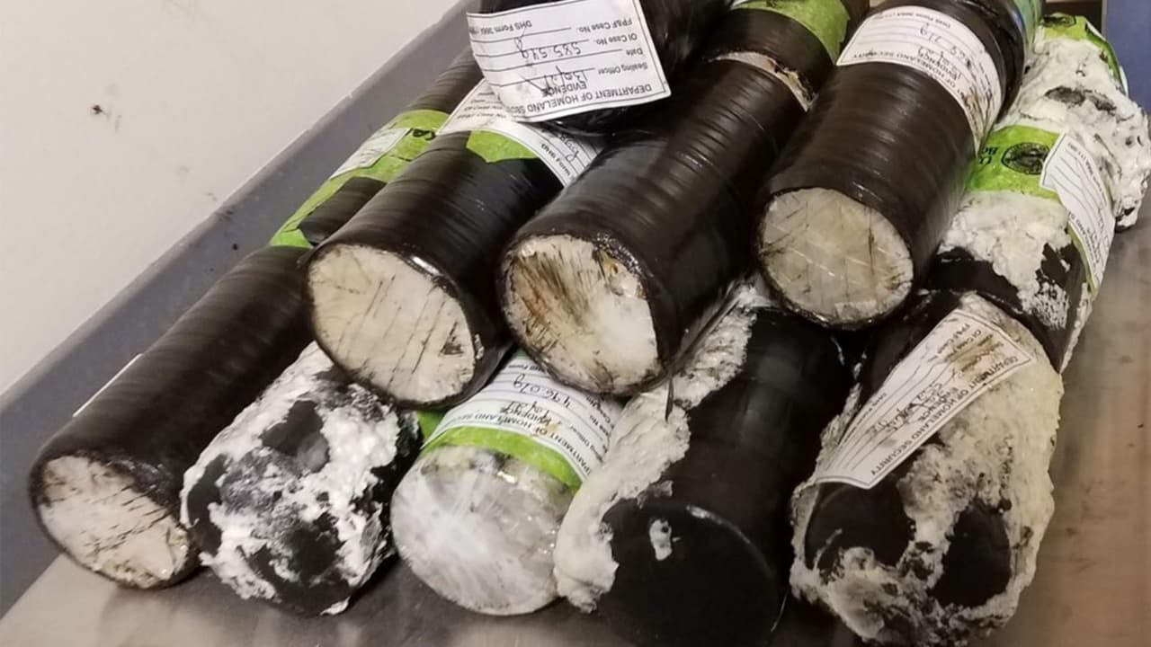 Una carga de 28 libras de heroína, con un valor aproximado de 750,000 dólares, fue hallada dentro de un vehículo que trató de ingresar por el puente internacional de Colombia-Solidarity, en el puerto de entrada de Laredo. El decomiso ocurrio el 26 de enero.
<br>