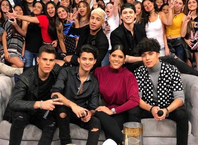 Y fue, gracias a ella, que nos enteramos que estos galanes están solteros y en busca de novia.