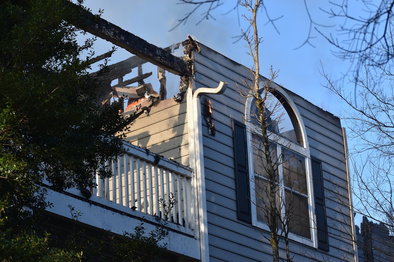 Los bomberos dijeron que otro incendio comenzó alrededor de la medianoche en este mismo edificio en el primer piso.