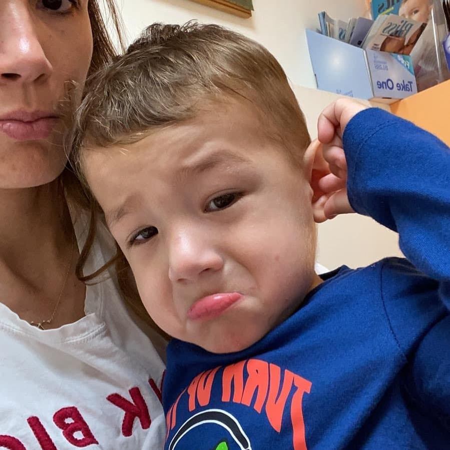 Quien no mostró sonrisa fue Liam. El más pequeñito de los Tacher estuvo enfermo de la garganta, y los que más sufrieron por ello fueron sus papis.