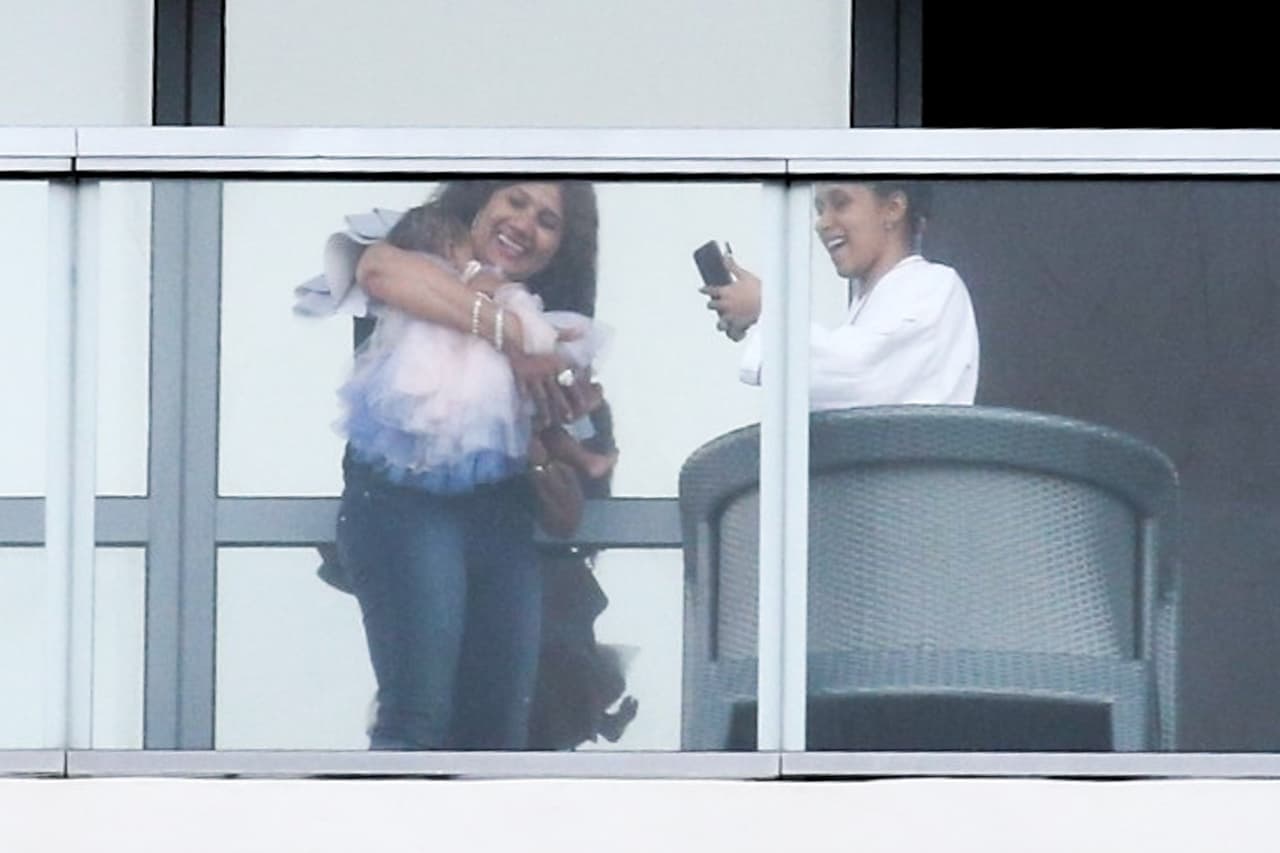 Mientras la artista y su asistente se gozaban la sesión de fotos, un paparazzo se encargó de inmortalizar el momento.