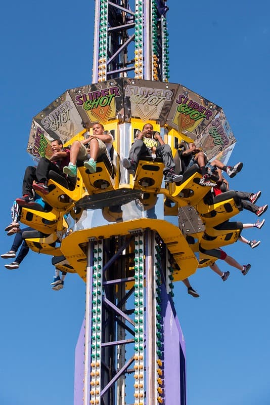 Los precios de los boletos, que oscilan entre $9 y $16, incluyen admisión, viajes ilimitados en los juegos mecánicos, entretenimiento y estacionamiento.