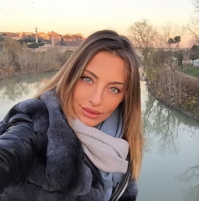 Otros aseguran que la chispa entre los dos se encendió luego de la realización de una campaña de moda.