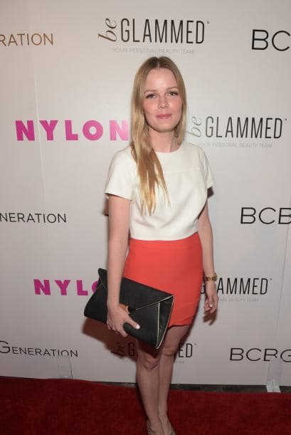 Atrévete y usa el color melón en forma de bloque, puedes aplicar esta idea y usar una falda en melón con una blusa en blanco o en algún otro color que haga contraste.