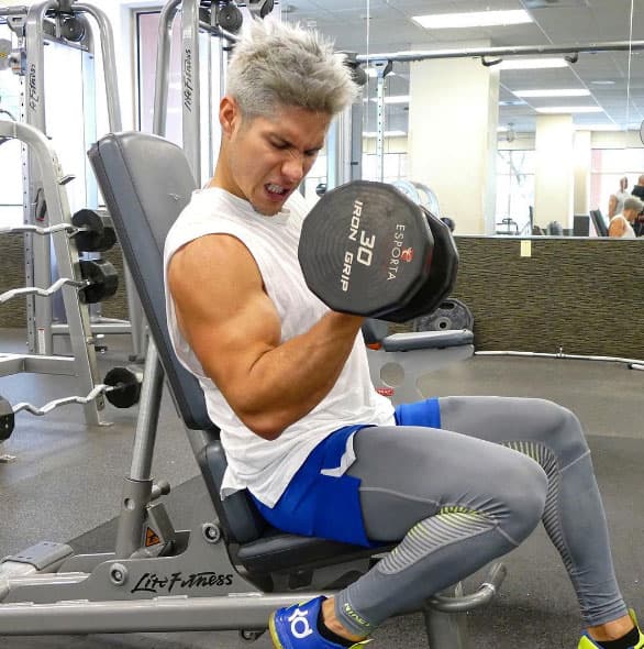 Chino sufriendo con las mancuernillas. ¡A ganar músculo!