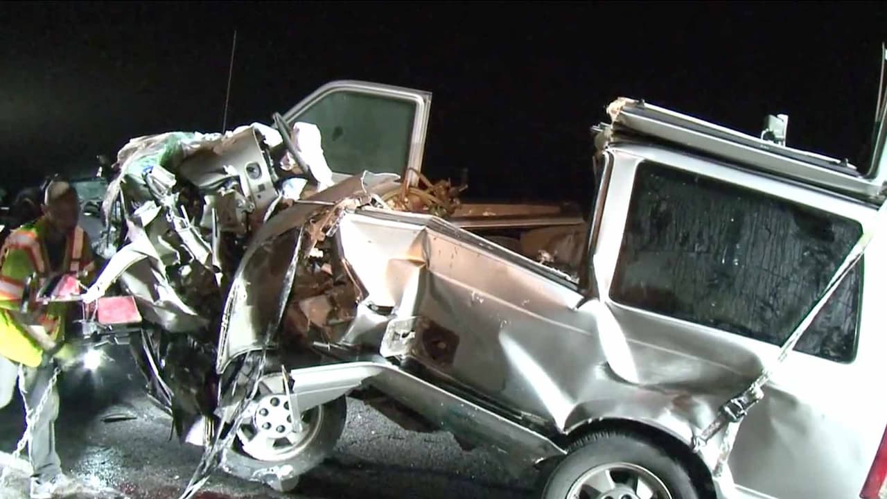 El portavoz de la Oficina del Sheriff del condado Harris indicó que una miniván Toyota Sienna viajaba en sentido contrario por la carretera cuando se impactó contra otro vehículo.