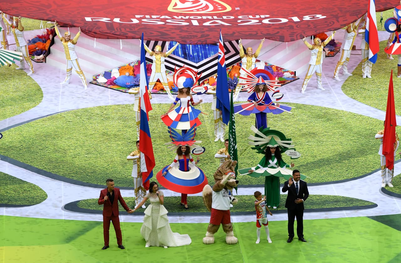 El brasileño Ronaldo estuvo junto a los artistas en la presentación de la ceremonia inaugural.