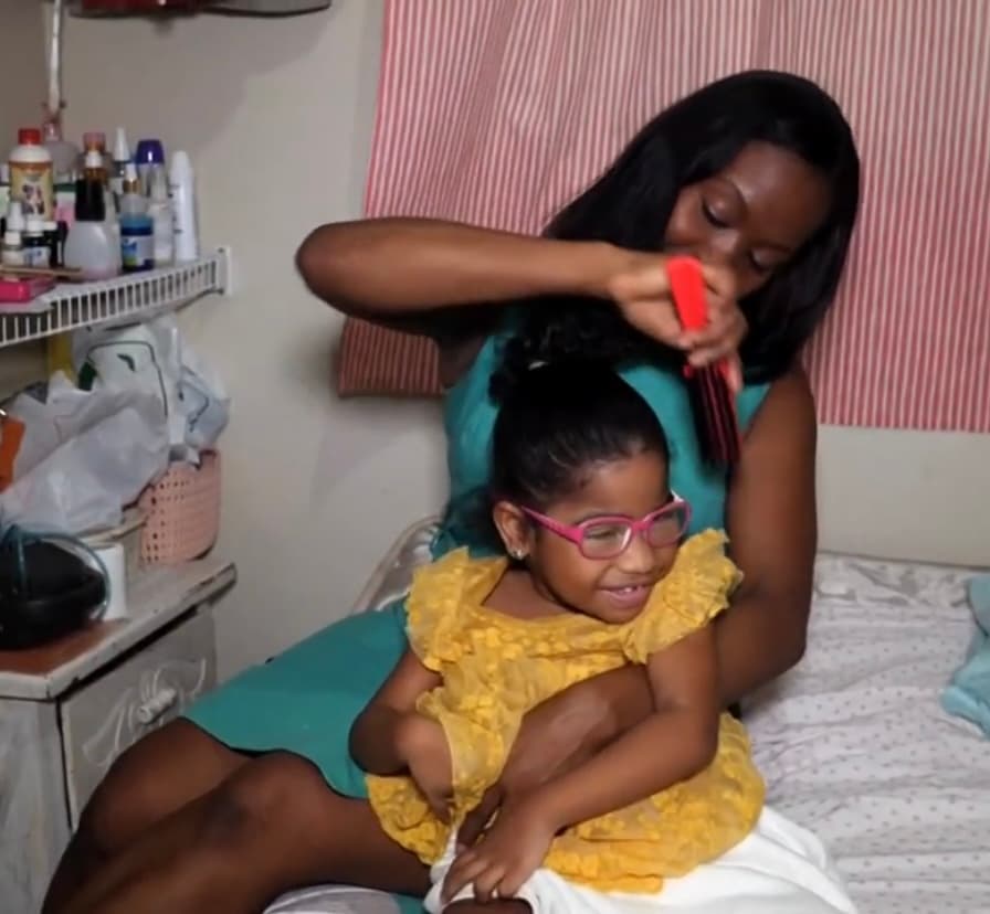 “Le hemos salvado la vida a una niña y a un niño que intentaron suicidarse; los llevo a lugares donde yo he ido por ayuda”, cuenta con una sonrisa.
<br>