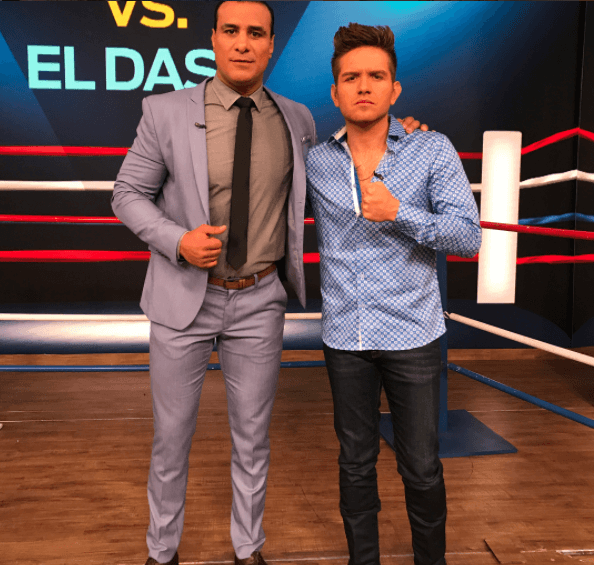 El ring ya estaba listo para un reto de canto y pelea. 
<b><a href="http://www.univision.com/shows/despierta-america/cantalo-mientras-te-aplico-la-llave-alberto-el-patron-y-el-dasa-se-enfrentan-cara-a-cara-video">Aquí te contamos quién lo ganó</a></b>.