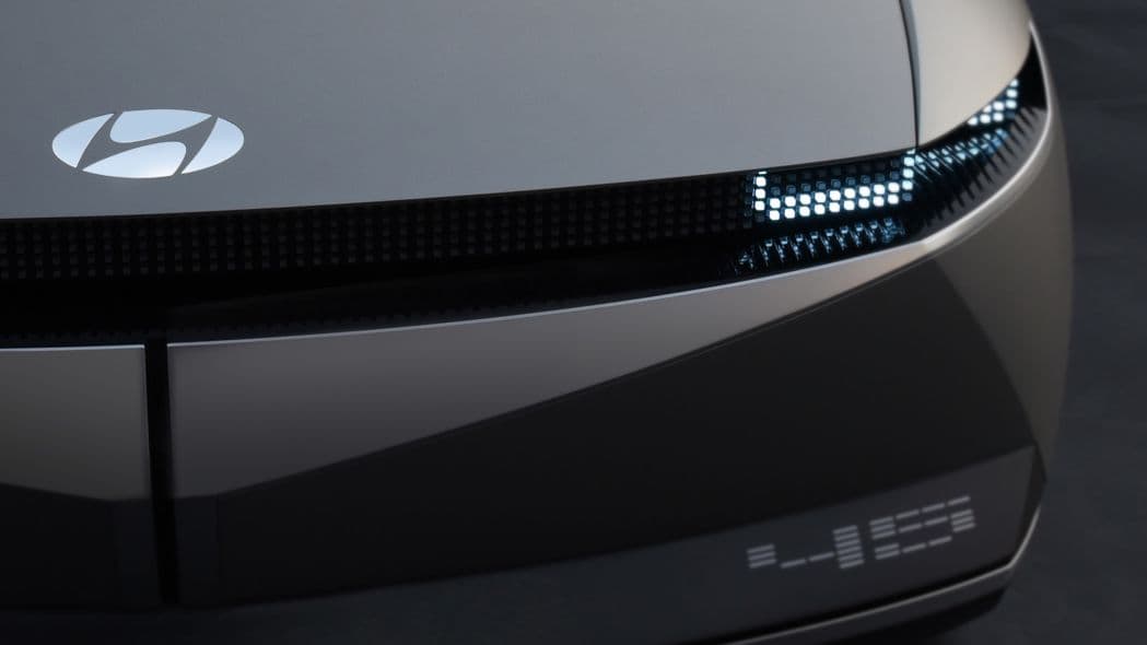 También destacan el logo de 
<a href="https://www.univision.com/carros/marcas-de-carro/hyundai" target="_blank">Hyundai</a> iluminado sobre el capó, al igual que el número 45 en el lado inferior derecho de la fascia delantera.