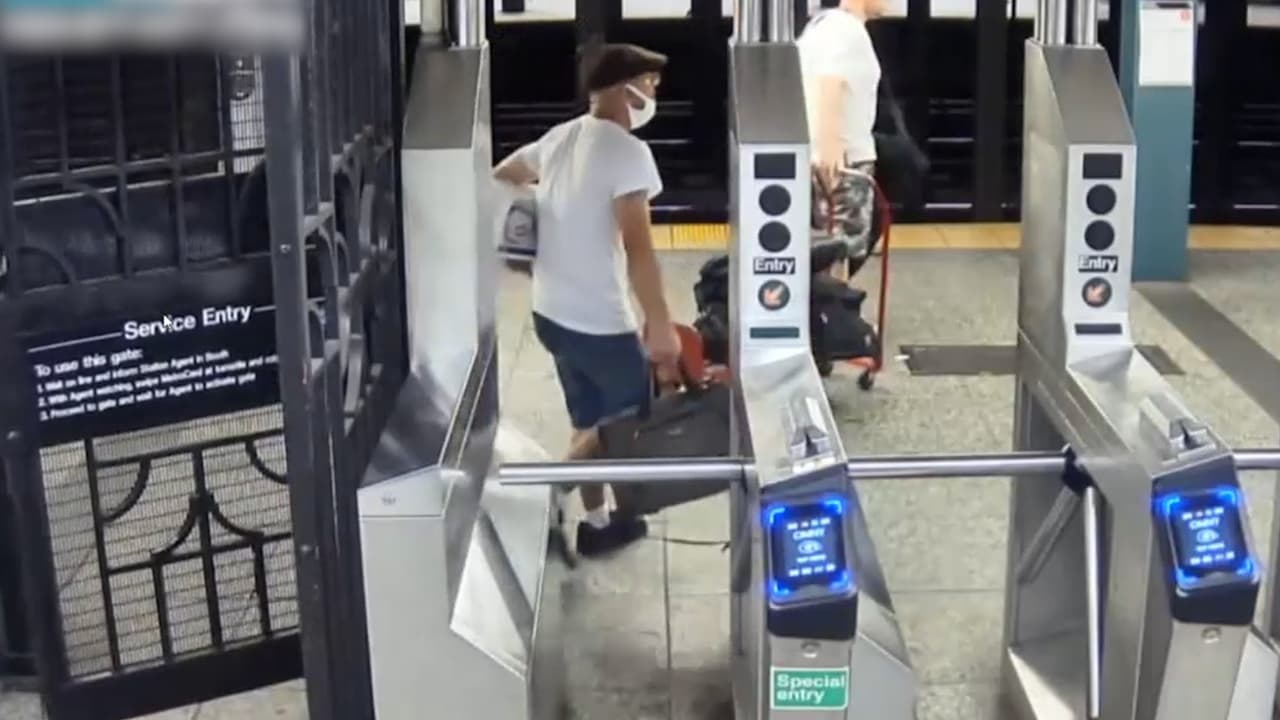 Buscan a sujetos que robaron 3,300 dólares en mercancía y escaparon en el metro