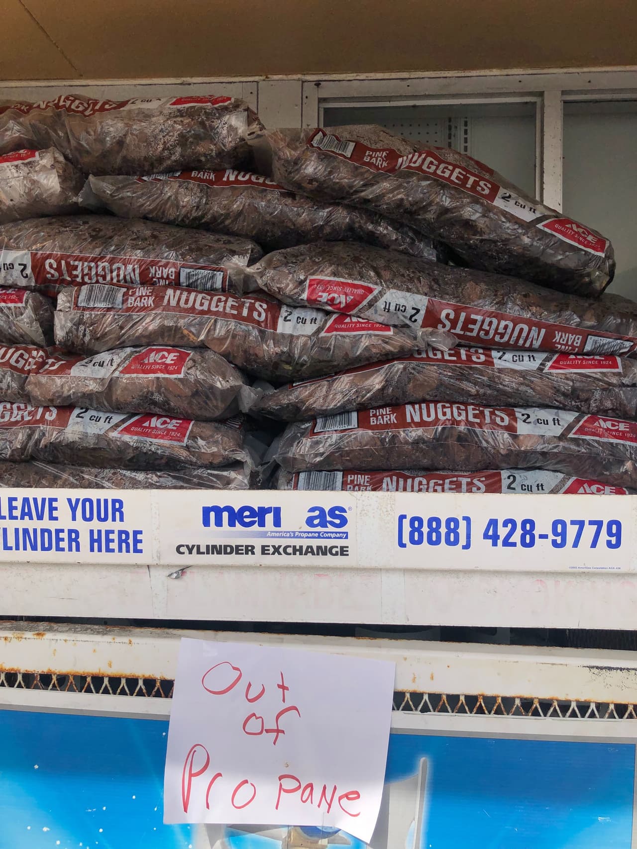 Como la gente de la zona ha comprado provisiones en los días previos al huracán, muchos negocios de la costa de Melbourne se han quedado sin elementos básicos para la vida diaria, como gas propano en garrafas.