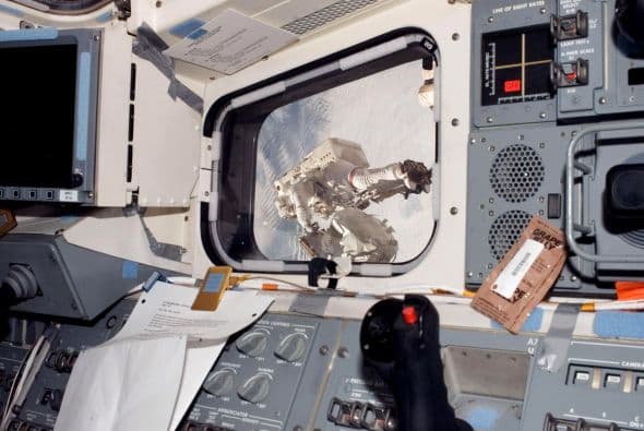 En marzo de 2008 los tripulantes del transbordador espacial Endeavour Rick Linnehan y Robert L. Behnken, realizaron tres caminatas para montar el sistema robótico canadiense conocido como "Dextre", una estructura de aluminio y titanio con un peso de 1,5 toneladas que remplazaría labores de los astronautas en órbita.