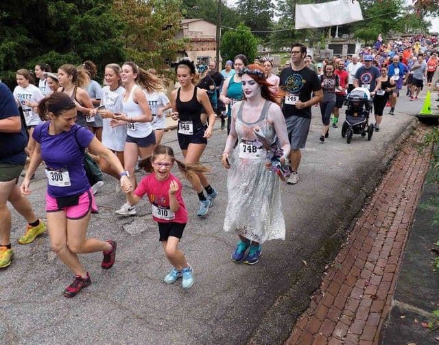 <b><a href="https://oaklandcemetery.com/event/5k-2021/ " target="_blank">RUN LIKE HELL (9 DE OCTUBRE)</a>: </b>Se trata de la carrera más larga que se desarrolla en un cementerio en el páis, según los organizadores, y es uno de los eventos de recaudación de fondos 5K favoritos de Atlanta, y todos los ingresos se destinan a la restauración y preservación del histórico cementerio de Oakland. La carrera de este año regresa con un formato tanto en vivo como virtual, así como con una carrera extendida para permitir el distanciamiento físico y el acceso ampliado.