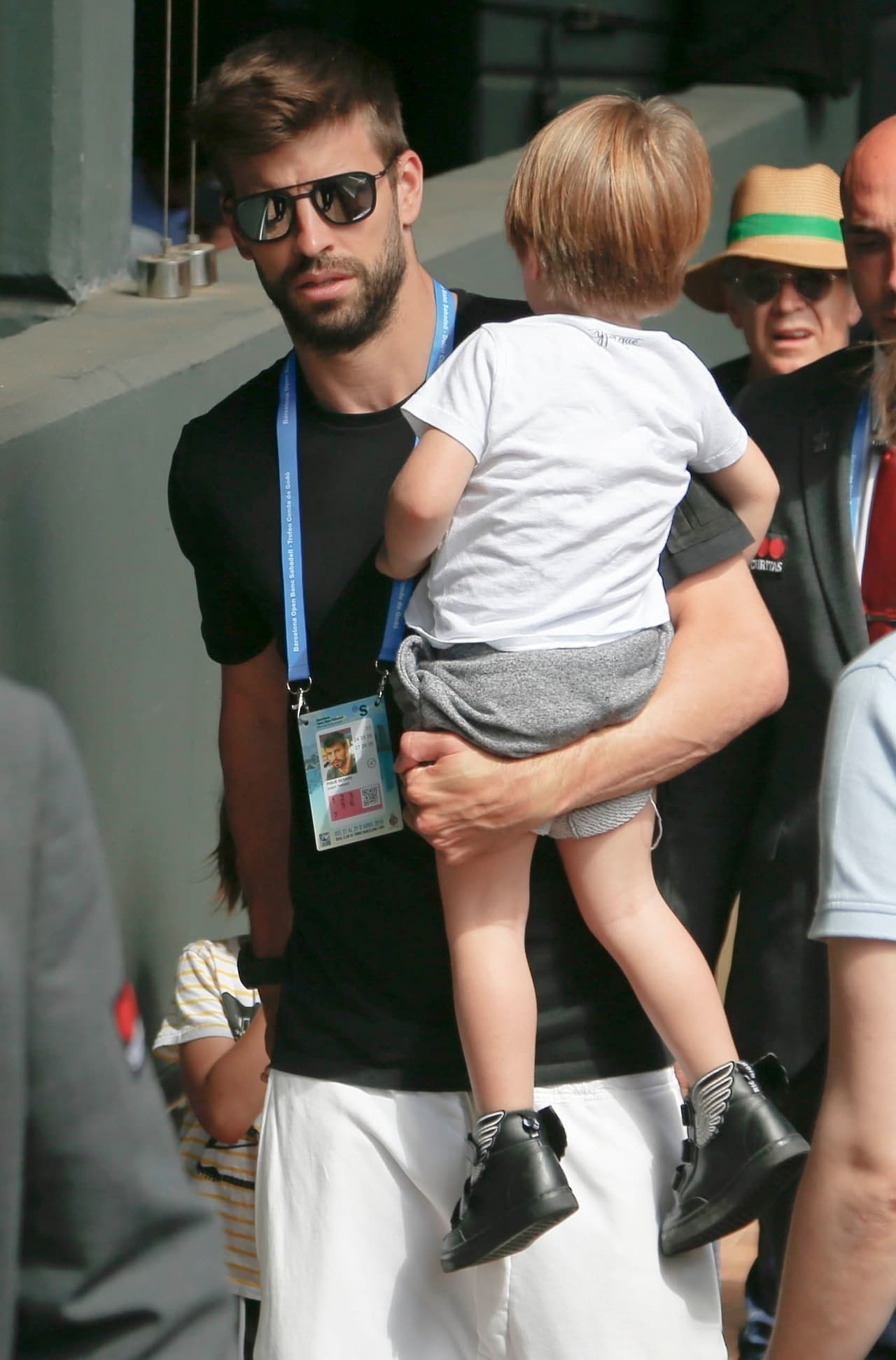 Llamó la atención que los tres andaban sin la reina de la casa, Shakira, quien dentro de un mes finalmente estrena su pospuesta gira 'El Dorado'.