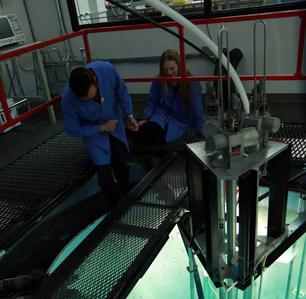 El reactor es un diseño de 100 kW de General Atomics, y utiliza combustible de uranio poco enriquecido, intrínsecamente seguro y autolimitado. Está inmerso en un gran tanque de agua y es casi imposible de dañar.